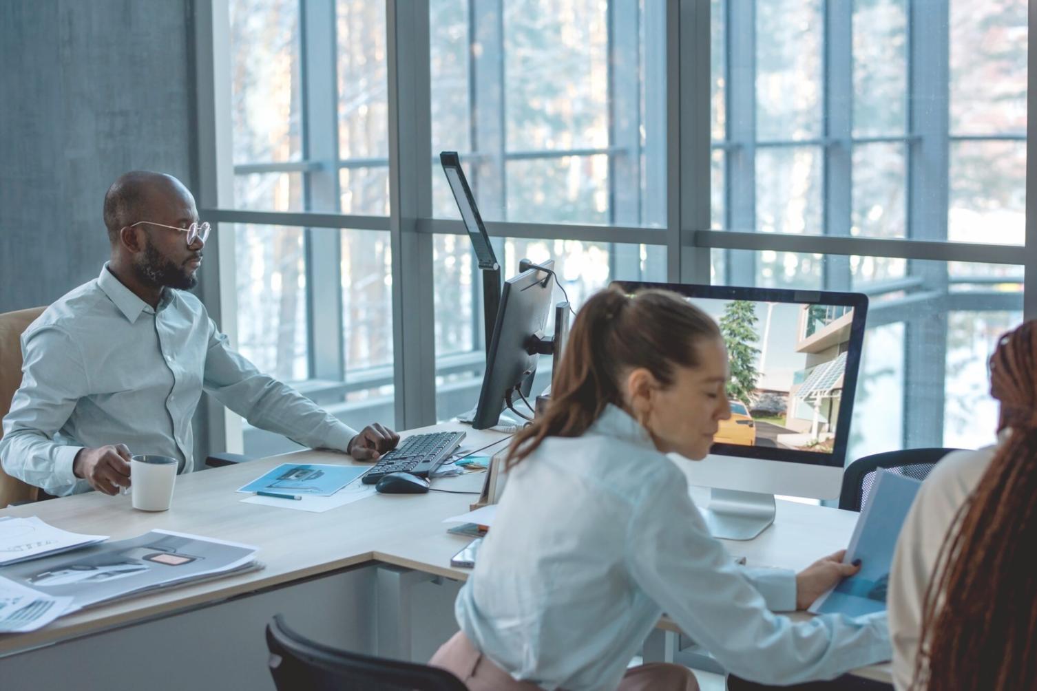 Professionelle Finanzanalyse und Budget-Überprüfung im modernen Büro