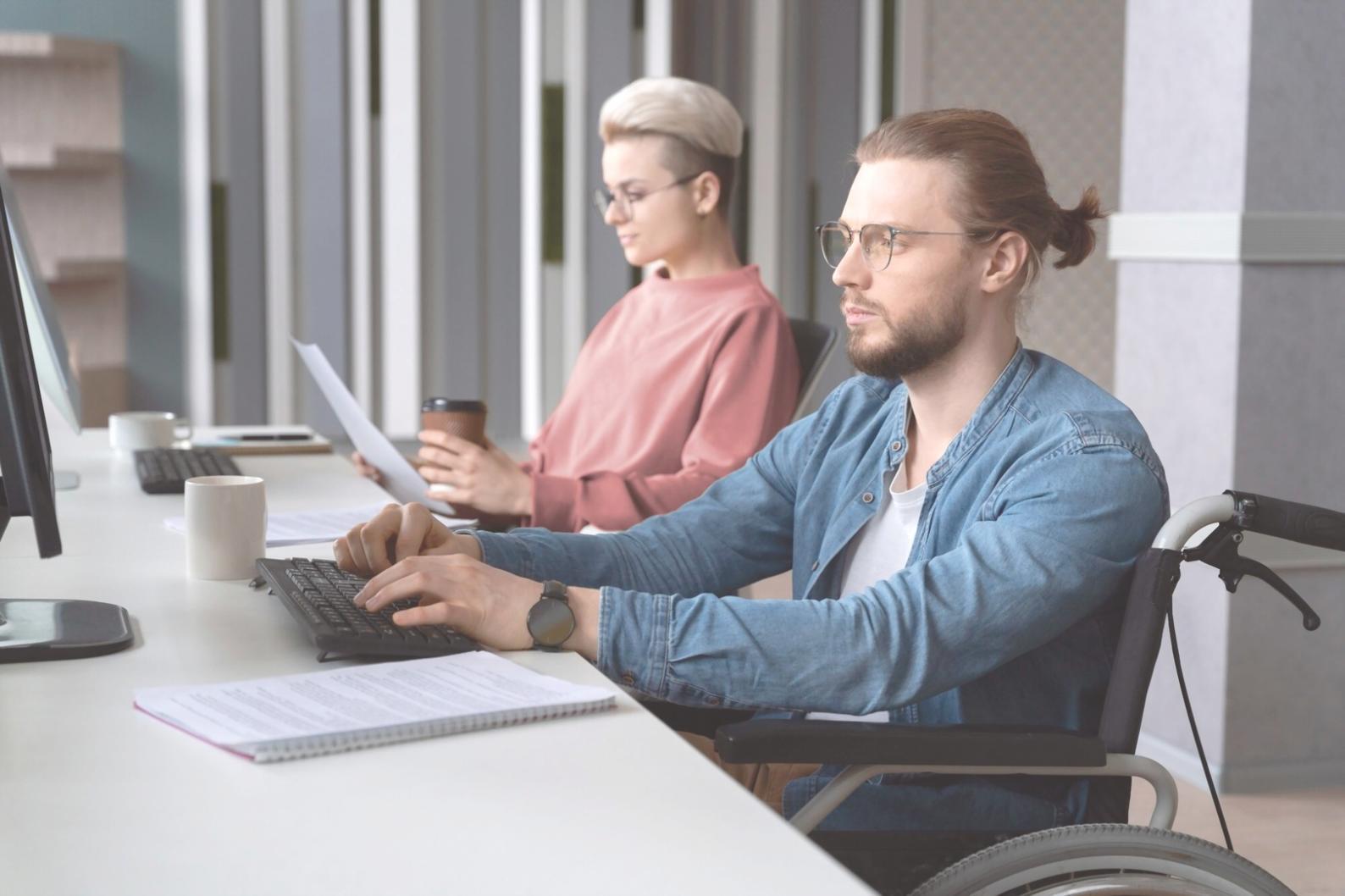 Detaillierte Budgetanalyse mit Finanzberichten und Grafiken