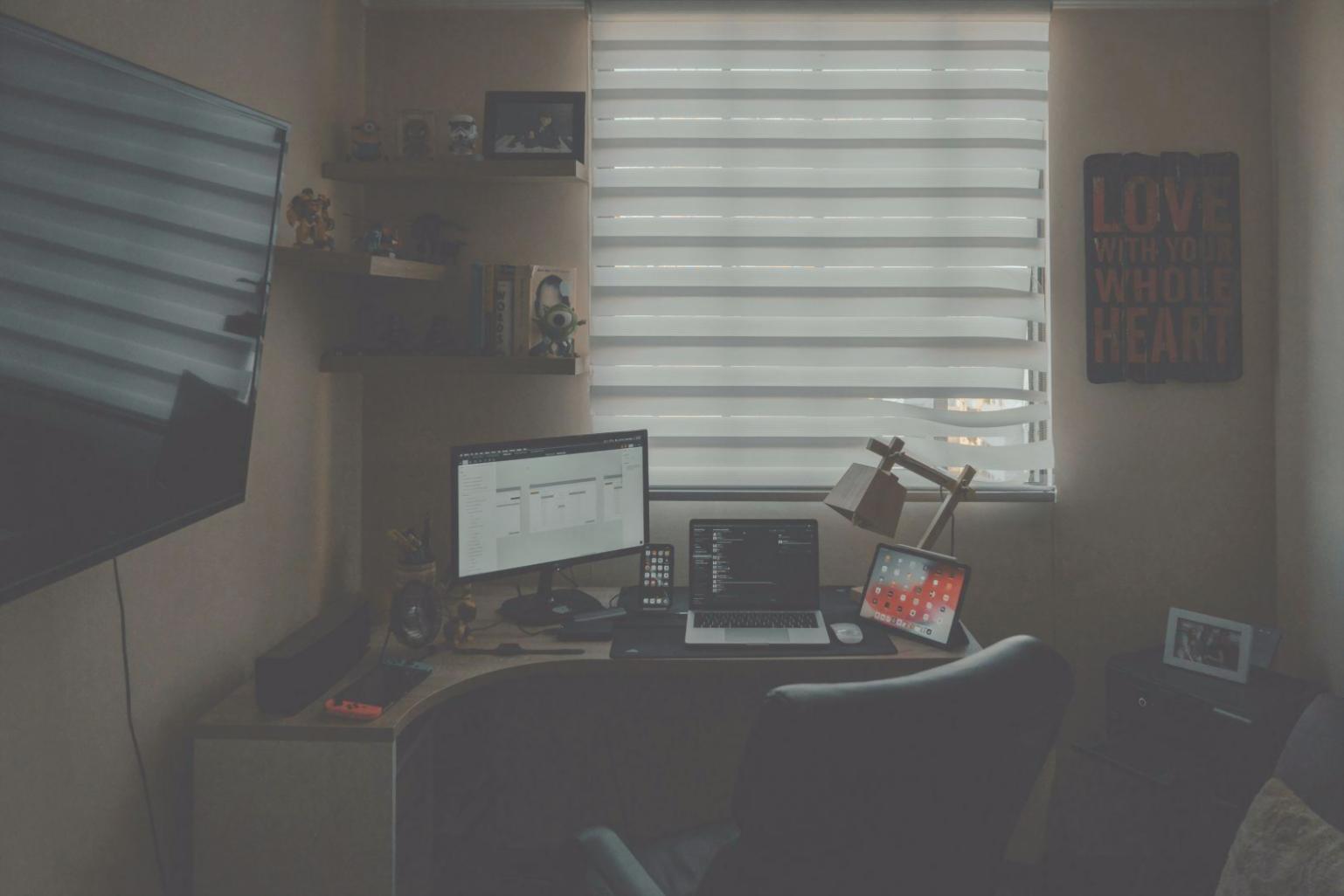 Finanzexperte analysiert Budget-Daten am Computer